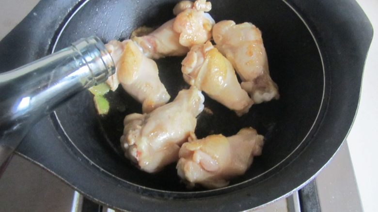 酱烧土豆鸡翅根,炒至鸡翅根表面微微发焦时倒入适量的料酒；