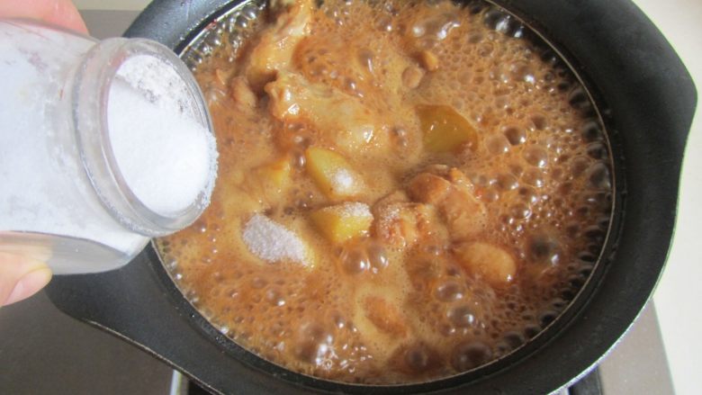 酱烧土豆鸡翅根, 加入适量的盐调味， 大火收汁即可。