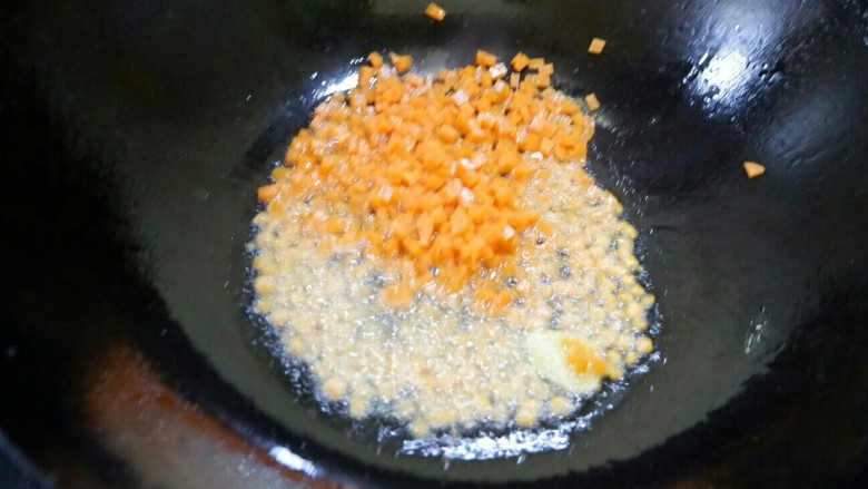 快手宝宝辅食 肉末胡萝卜焖饭,然后锅烧热，放油。放一片生姜爆香。