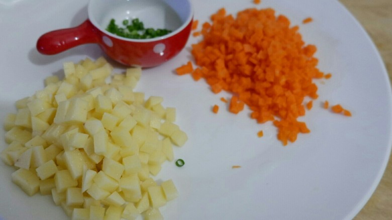 快手宝宝辅食 肉末胡萝卜焖饭,然后就可以把胡萝卜，土豆切小丁了。胡萝卜小一点接近米粒大小，土豆可以稍微大一点
