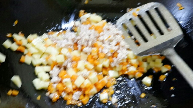 快手宝宝辅食 肉末胡萝卜焖饭,放土豆进去，炒至土豆边缘微微透明，一点点盐调味即可