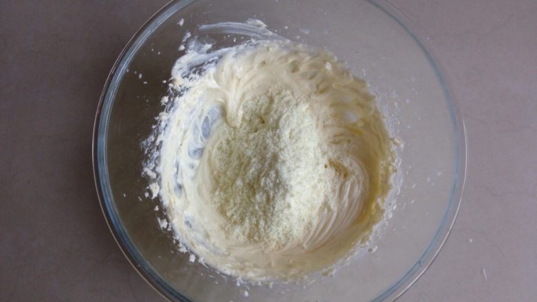 蔓越莓奶酪面包,最后加入奶粉打均匀，放入冰箱冷藏