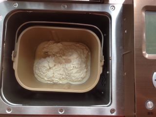 蔓越莓奶酪面包,加入面粉，在面粉顶端加入酵母，面包桶放入到面包机内