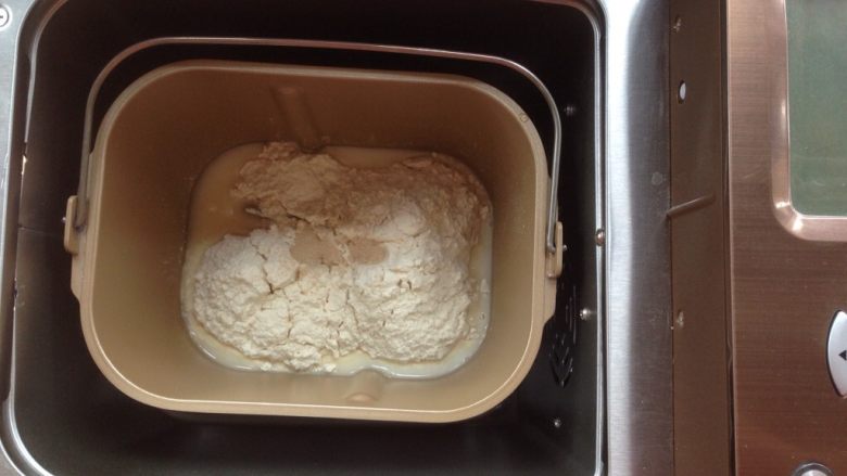 蔓越莓奶酪面包,加入面粉，在面粉顶端加入酵母，面包桶放入到面包机内