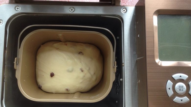 蔓越莓奶酪面包,面团和好后，室温发酵50分钟左右，发酵两倍大，如果室温低的话就用面包机的发酵功能。