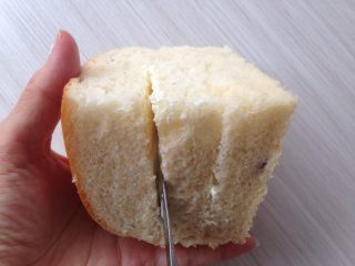 蔓越莓奶酪面包,面包做好后取出放凉，切成4块，每块中间切两刀，然后抹上奶酪馅