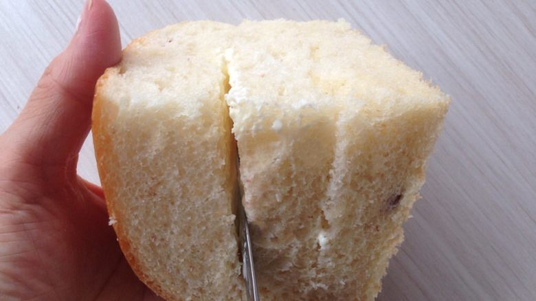 蔓越莓奶酪面包,面包做好后取出放凉，切成4块，每块中间切两刀，然后抹上奶酪馅