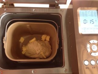 蔓越莓奶酪面包,选择和面10分钟，静置5分钟后加入切成小块的黄油，再选择和面程序15分钟