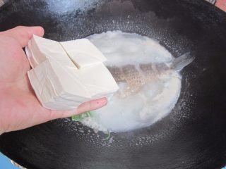 鲫鱼豆腐汤,下入豆腐块继续煮10分钟。