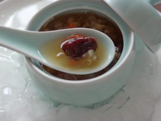 红枣枸杞银耳百合汤,放凉后 冰镇一下更好喝