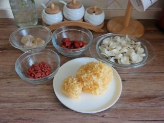 红枣枸杞银耳百合汤,准备好材料