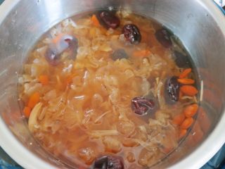 红枣枸杞银耳百合汤,高压锅 炖档大概2个小时。有胶至感即可