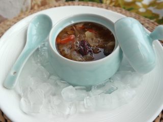 红枣枸杞银耳百合汤,适合这个夏天