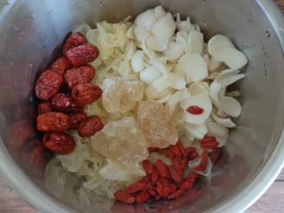 红枣枸杞银耳百合汤,所有材料放入高压锅内胆里。