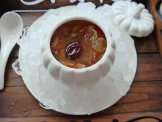 红枣枸杞银耳百合汤,如果觉得放冰麻烦 就等凉了之后放入冰箱里冰一下。