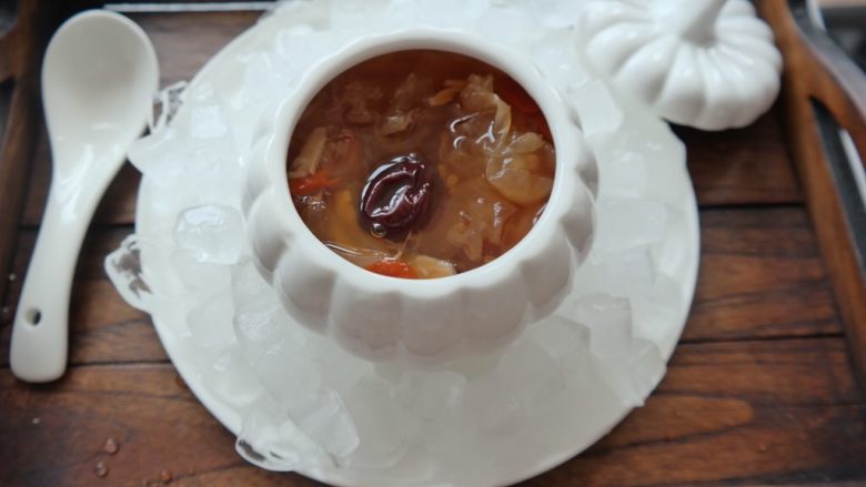 红枣枸杞银耳百合汤,如果觉得放冰麻烦 就等凉了之后放入冰箱里冰一下。