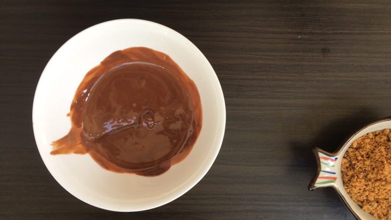 不怕胖的豆腐布朗尼,把巧克力微微加热融化（我直接在太阳下放了一会儿…）