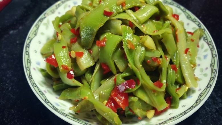 剁椒拌贡菜,非常容易入味，如果用熟的剁椒马上就可以吃。