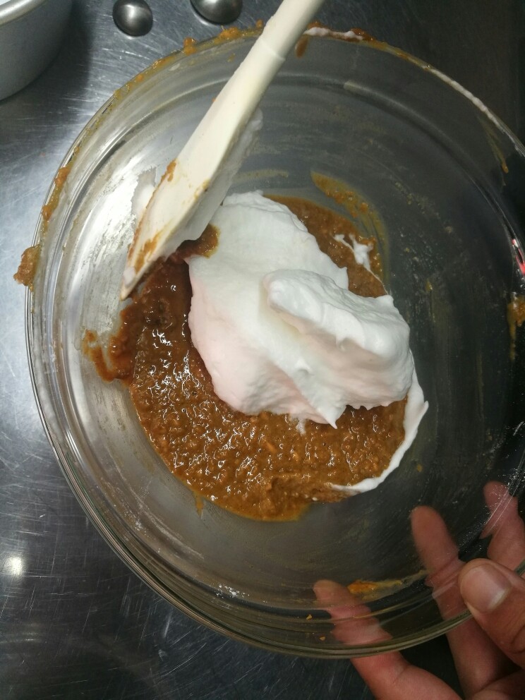 低糖版胡萝卜蛋糕,把打好的蛋白分三次加入蛋黄糊中，大幅度翻拌，忌消泡。