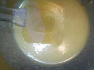 阿拉棒,搅拌至无蛋液的状态，继续加入第三次蛋液。也是充分的搅拌均匀。