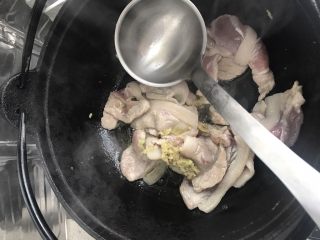 深夜食堂味增豚肉汤,橄榄油，热锅，先放入五花肉片和姜蓉翻炒至变色