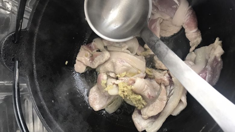 深夜食堂味增豚肉汤,橄榄油，热锅，先放入五花肉片和姜蓉翻炒至变色