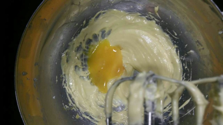 旺仔小馒头,第二次加入蛋黄，和第一次一样，慢速搅拌，搅拌至无蛋黄液的状态，快速打发，颜色变浅黄色即可。