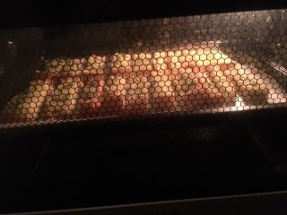 葱香吐司条,烤箱预热后设置150度上下火，中层烘烤25分钟左右即可，同时启动热风系统烘烤。