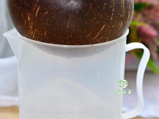一口浓香--无添加椰子汁,把椰子水倒入容器内，倒放着就行，椰子水自己会流干净。