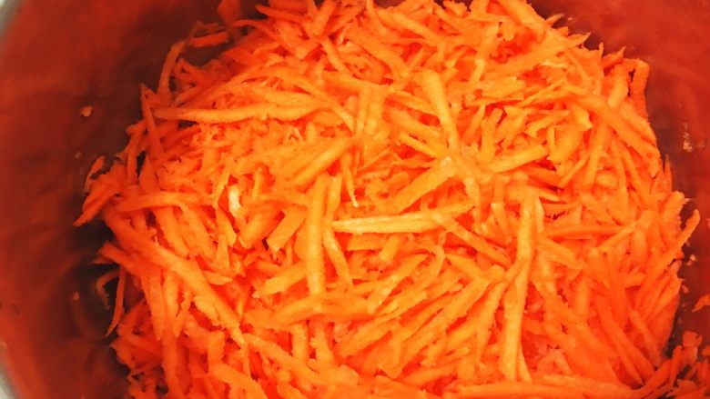 紅蘿蔔蔬食蛋餅,將紅蘿蔔刨成絲