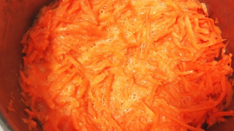 紅蘿蔔蔬食蛋餅, 紅蘿蔔絲雞蛋拌勻備用