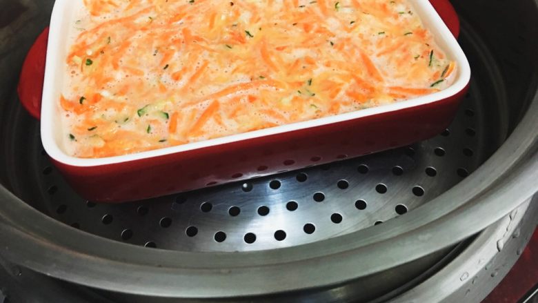 紅蘿蔔蔬食蛋餅,將步驟24的食材放在蒸籠裡