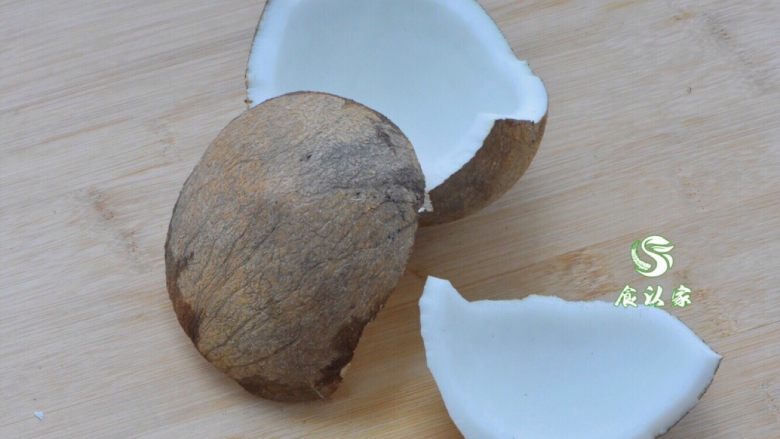 一口浓香--无添加椰子汁,敲好后的椰子，会自动分成几块。椰子坚硬的外壳会很容易就剥落。