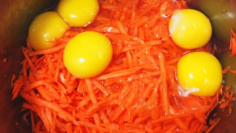 紅蘿蔔蔬食蛋餅,將雞蛋打入紅蘿蔔絲中