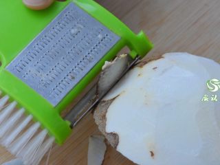 一口浓香--无添加椰子汁,没有外壳的椰子，用削皮刀，稍微使点劲就可以把剩下的果皮削干净。