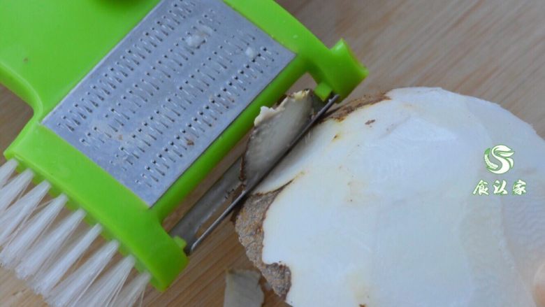 一口浓香--无添加椰子汁,没有外壳的椰子，用削皮刀，稍微使点劲就可以把剩下的果皮削干净。