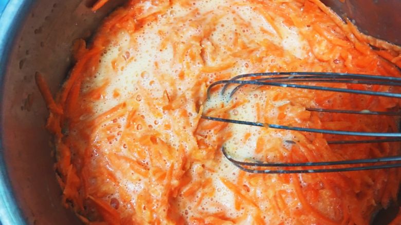 紅蘿蔔蔬食蛋餅,將步驟9鍋內的食材充分拌勻