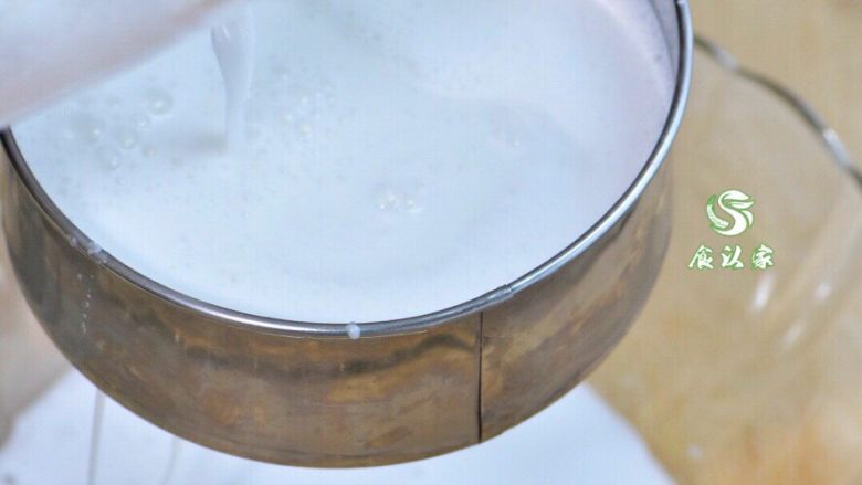 一口浓香--无添加椰子汁,搅拌好的椰子汁过滤，过滤出来，碗里的就是纯天然的椰子汁。
