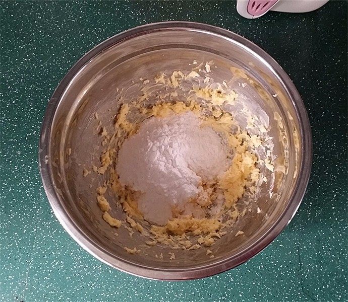 西番尼蛋糕,打至顺滑后倒入糖粉