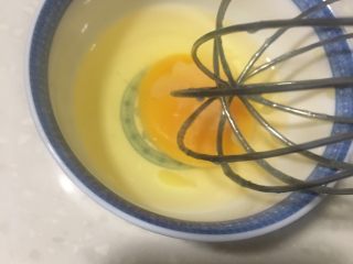 椰香吐司条,选择一个小鸡蛋搅拌均匀成蛋液。