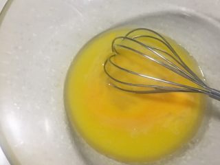 椰香吐司条,倒入蛋液继续搅拌均匀。