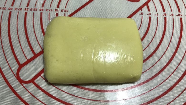 蜜桃乳酪派,面团整形成方形，厚度2cm，用保鲜膜包好，放入冰箱冷藏，做好的派皮是400g。可以做两个派的份量。