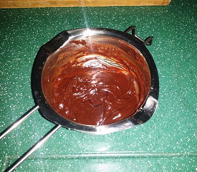 西番尼蛋糕,拌匀即成巧克力酱，取部分装入裱花袋