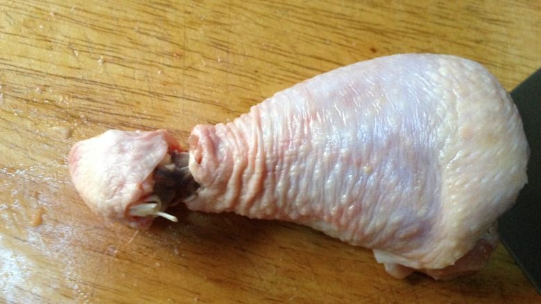 照烧鸡腿饭,鸡腿洗净后开始脱骨，先在鸡腿根部用刀划一圈，将鸡的皮、肉、筋与骨头分离