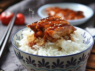 照烧鸡腿饭,切成小块，拌入米饭中，非常美味！