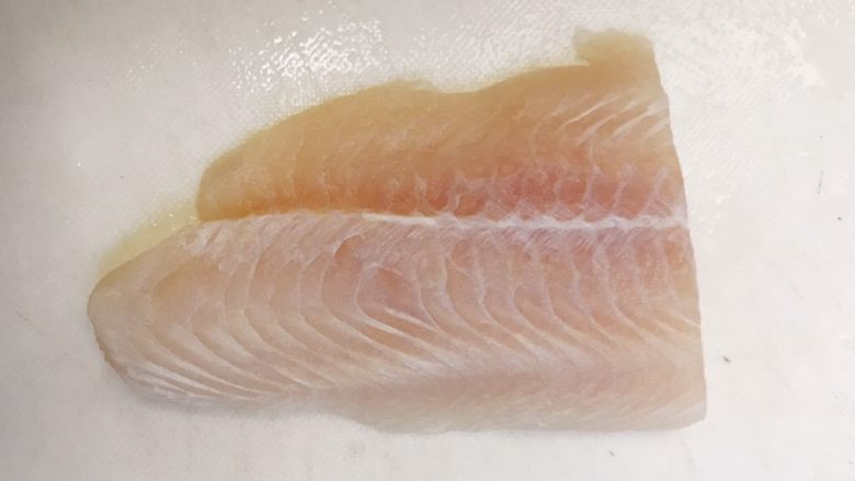 滑蛋龙利鱼,准备一块龙利鱼，洗净，并用厨房纸擦干。