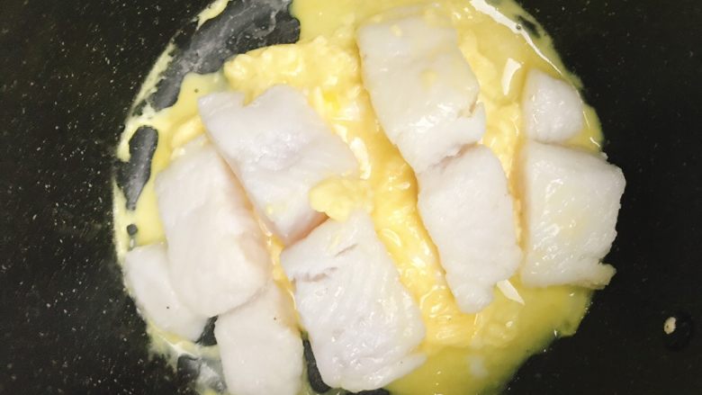 滑蛋龙利鱼,在四周还有一层流动蛋液的时候把刚刚的鱼放下去，包裹上蛋液。因为蛋熟得很快我拍照时候蛋已经有点过熟了。