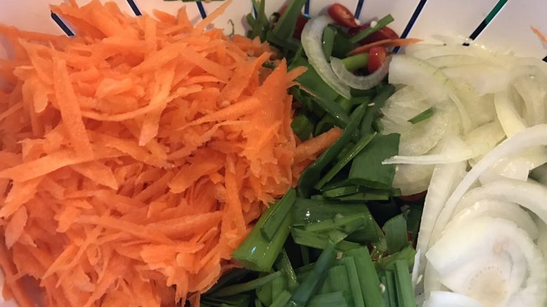 韩式腌萝卜块,半个洋葱切丝，把所有切好的蔬菜放一起备用