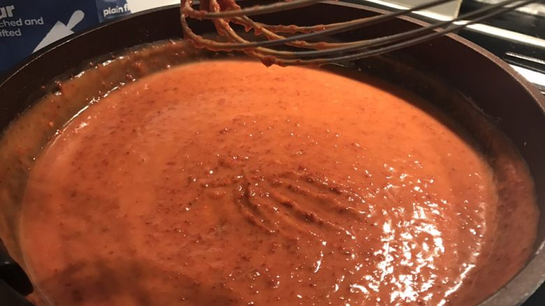 韩式腌萝卜块,记住用小火加热，而且不停用蛋抽搅拌，等面糊的黏稠度到蛋抽离开有明显痕迹即可关火