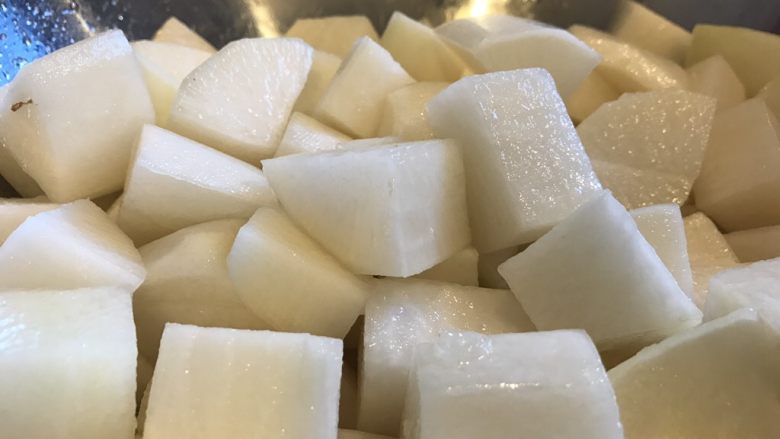 韩式腌萝卜块,萝卜洗净削皮切成小块（大概3cm见方），用盐和糖腌30-45分钟至出水